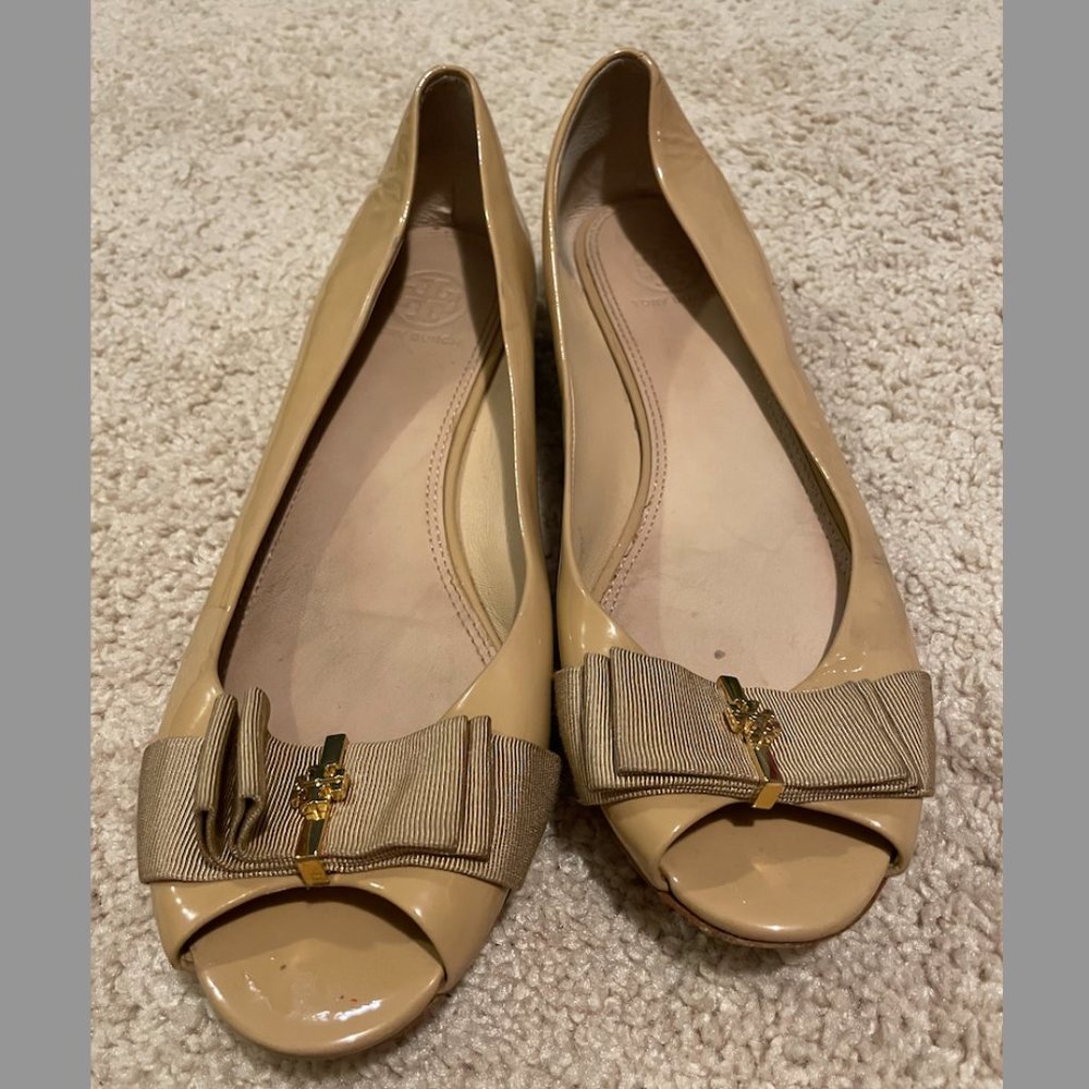 Tory Burch Beige Patent Leather Peep-toe Flats - Size 8